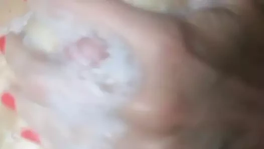 Utangaç milf sabunlu göğüsler