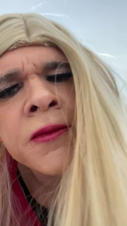 Çoraplı topuklu etekli amatör travesti kocasını odasına baştan çıkarıyor sakso çekiyor ama kocası orta yaşlı seksi kadın hakkında konuşmaya devam ediyor | Klip 3