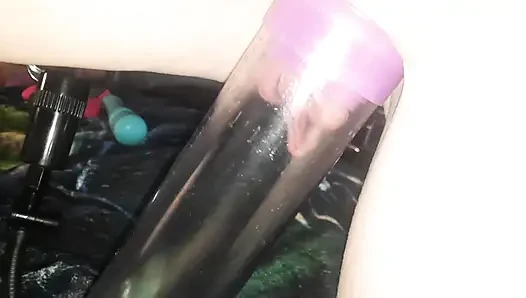 Seksi kızıl saçlı yarak gırtlağına kadar alıyor ve amcığını pompalıyor