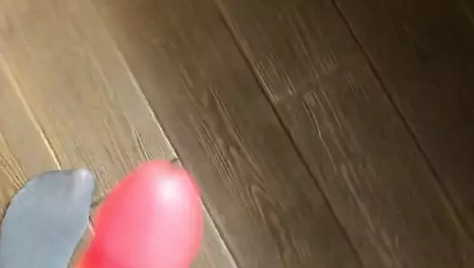 Kim biraz gökkuşağı strapon ister