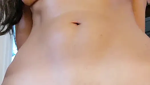 Sıcak ev hanımı şöminenin yanında mastürbasyon yapıyor ve yoğun ve birden fazla orgazm yaşar.