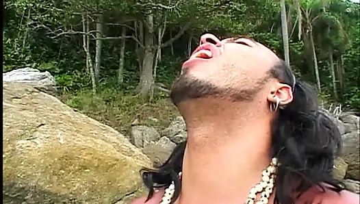 Sahilde harika ateşli erkekler