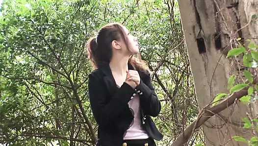 Şu anda tanınmış bir firmada aktif olan 19 yaşındaki bir idolle tanışan bir seks üyesinden alınan video