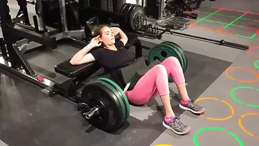 Kate upton kalça hareketleri yapıyor