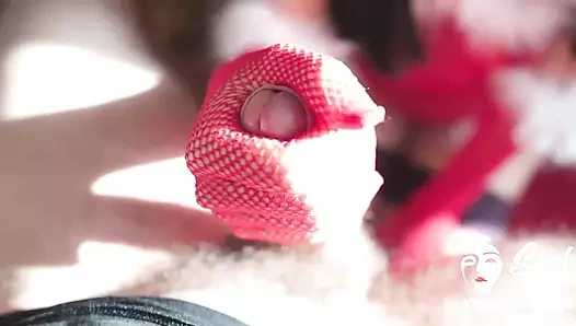 Minyon Asyalı kaltak Sadmiss, bu dağınık Asyalı pornosunda yeni yıl için kar hizmetçisi kıyafetiyle arkadaşını boşaltıyor