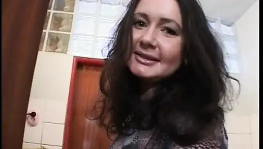 Yüksek topuklu ve çoraplı esmer genç kız tek başına mastürbasyon yapıyor