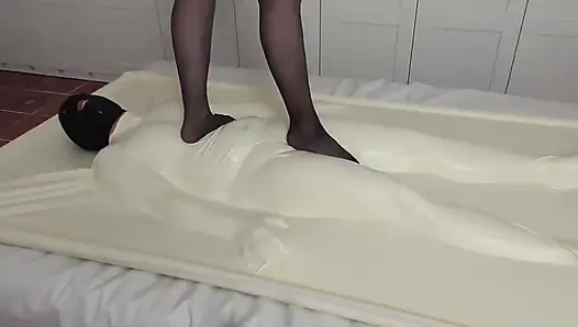 Vakumlu yatakta çiğneniyor!