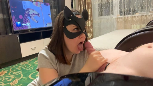 Büyük bir aleti ve güzel taşakları sıkmak için horoz yüzüğü - cfnm handjob