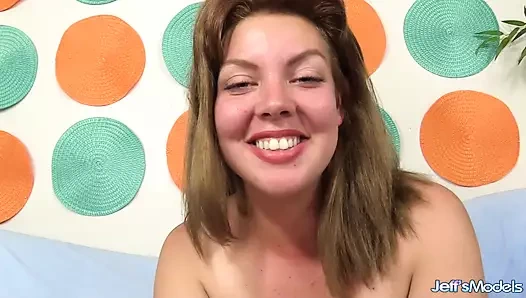 Tombul Miranda Kelly makineye monte edilmiş bir dildo alıyor