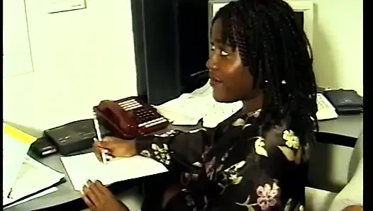 Siyah çift ofiste sert sikişmeye ara veriyor