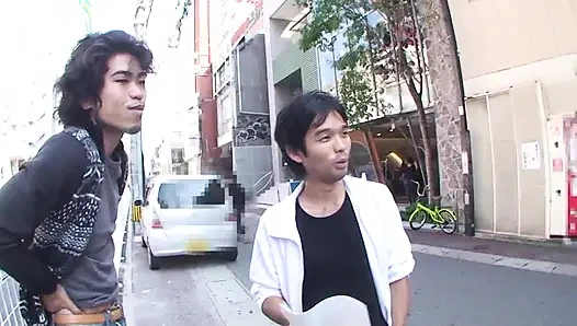 Ateşli kız yarağa binmeden önce dildo ve vibratör mastürbasyonu yapıyor