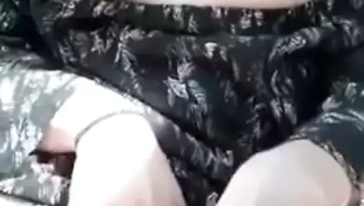 Sıcak sarışın oynuyor ile kedi ve göğüsleri içinde araba