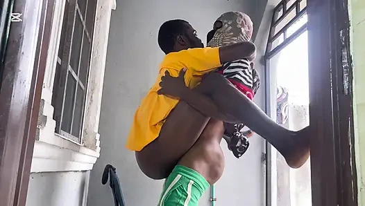 Evde kimse yokken beni davet etti