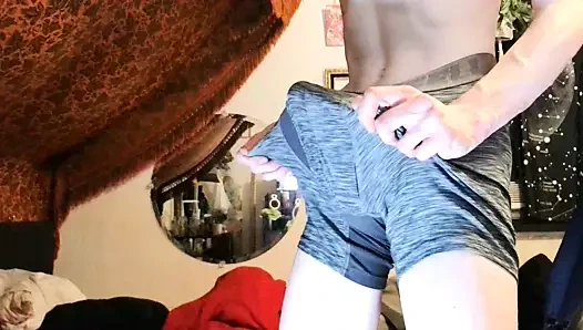 Gri boxer külot içinde eller serbest sağladım