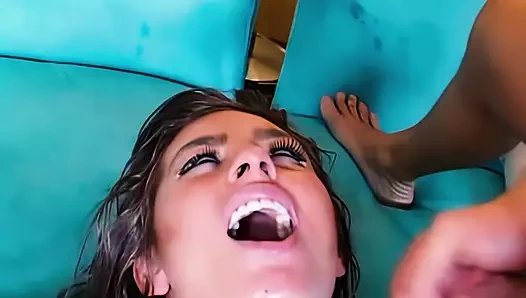 Naomi Russell götten almayı seviyor