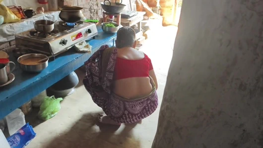 Hintli köylü teyze genç eski erkek arkadaşıyla gizli seks yapıyor