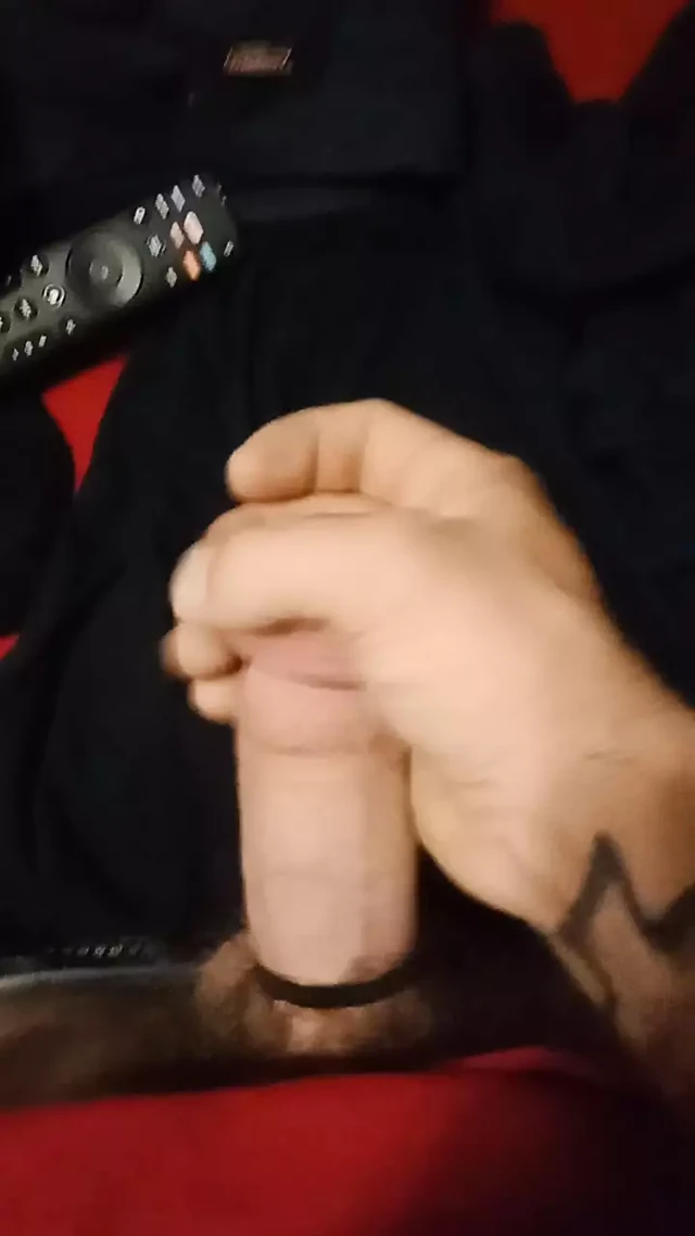 Biseksüel adam sağlam yarağını sıvazlıyor