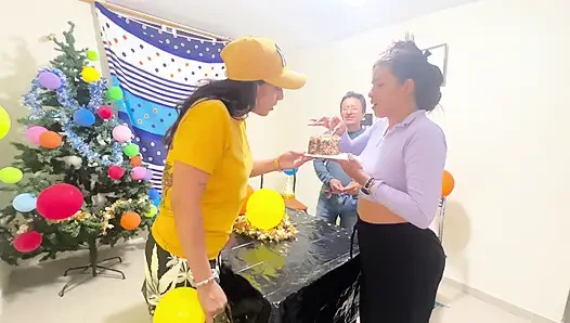 Gerçek ev yapımı üçlü seks - yaşlı adam büyük memeli ve büyük götlü iki genç kadınla sikişiyor.