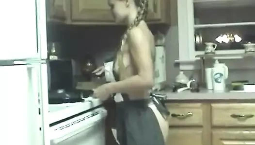 Sürtük piliç tezgahta mutfak eşyalarıyla amını dürtüyor