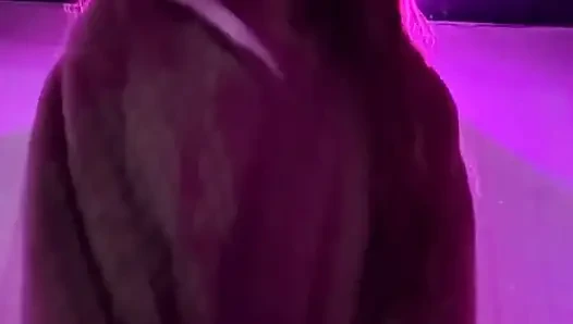 Biri bikini giymiş sigara, kulüpte ceket giymiş