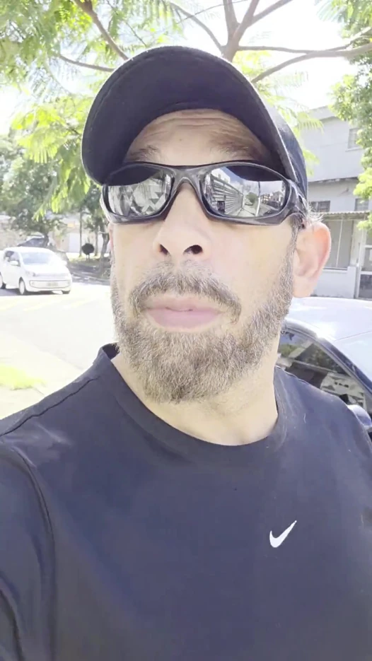 Cheiradasso, sokakta Jebona'yı gösteriş yapıyor