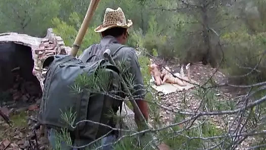 İki harika Fransız hatunla açık havada çarpıcı anal dörtlü seks