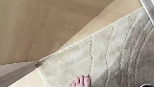 Yalınayak yürüyor