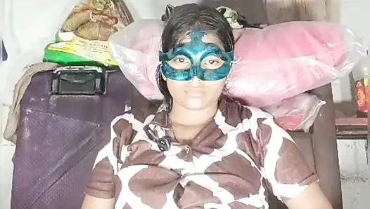 Bakire bir kızın amına parmak sokuyor, amının suyu çıktı, arazi yok, bu yüzden Hintçe sesli bakire amına dildo sokuyor ve götten amcık suyunu çıkardı.