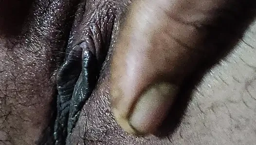 Hintli kadın kocası için kıllı amcığını parmaklıyor