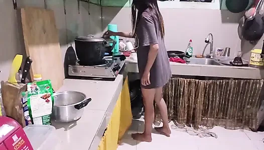 KARıSı DıŞARıDAYKEN PATRONU TARAFıNDAN GERÇEK GENÇ HIZMETÇI DEVIRGINIZE