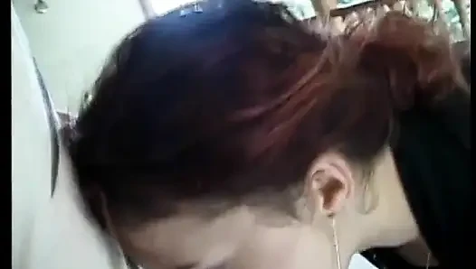 Azgın sürtük kızıl saçlı ev duvarlarının yanında ağzına boşalmak için susamış seviyor