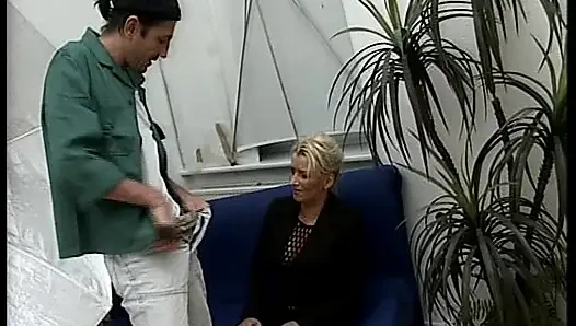 Yarağa aç Alman orta yaşlı seksi kadın yüze boşalmadan önce sert sikiliyor
