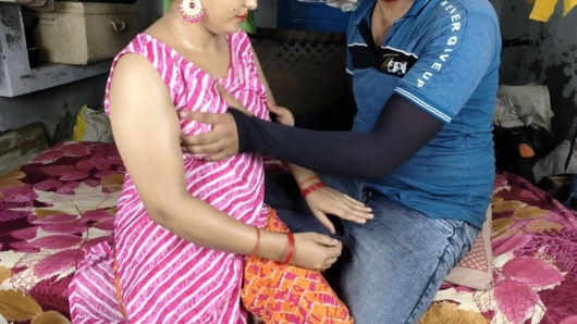 Üvey erkek kardeşine önümüzdeki ay kimin evleneceğini nasıl sikeceklerini öğretiyor net Hintçe ses