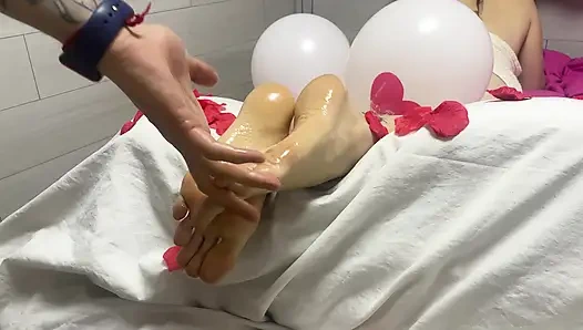 Sevgililer günü ayakla muamele fantezisi: yağlanmış tabanlar ve gül yaprakları