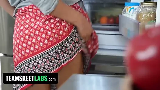 Teamskeet - azgın genç ryder rey bir yarak için her şeyi yapmaya hazır ve yakında üvey babası görecek