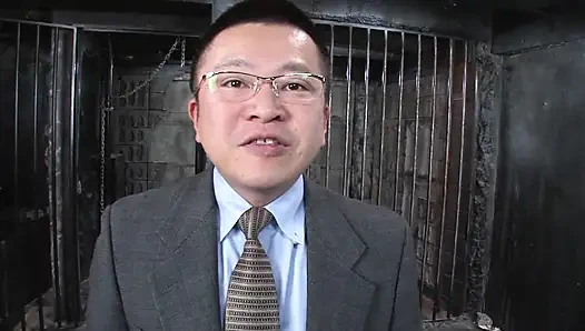 Bağlı esmer orta yaşlı seksi kadın yoğun bir oyuncakla sikişiyor ve parmakla işkence ediyor