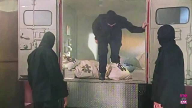 Bir bankayı soydıktan sonra iki paketli adam kızıl saçlı yaramaz bir meleği sikiyor