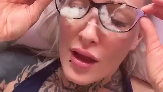 Gözlüklerinden yalayarak