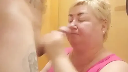 Bir komşu ziyarete geldi ve sikimi emiyor ağzıma boşalıyor