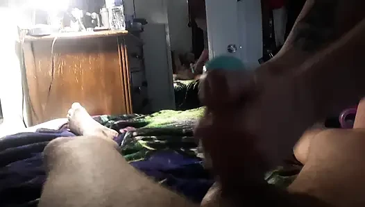Seksi kızıl saçlı yarak gırtlağına kadar alıyor ve amcığını pompalıyor