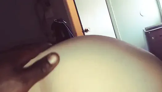 Beyaz kar tavşanı biniyor