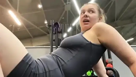 Extreme public fucking with jucielussie in the gym