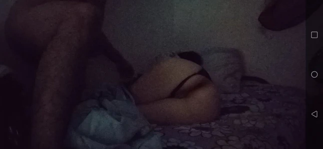 Üvey kız kardeşle aynı yatağı paylaşmak döllenmeyle bitiyor.