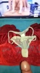 Cum üzerinde sutyen ve külot