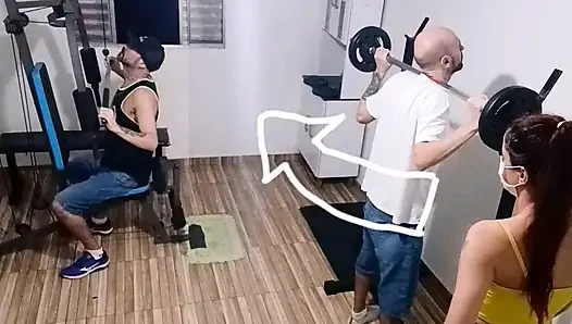 Жена изменяет в спортзале за его спиной!