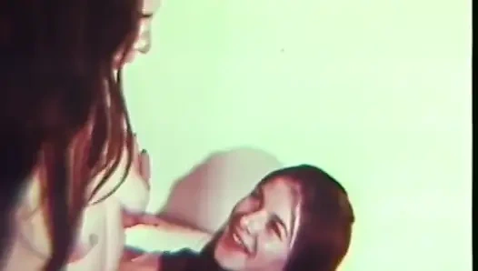 Büyük bir yarak için edepsiz klasik üçlü seks