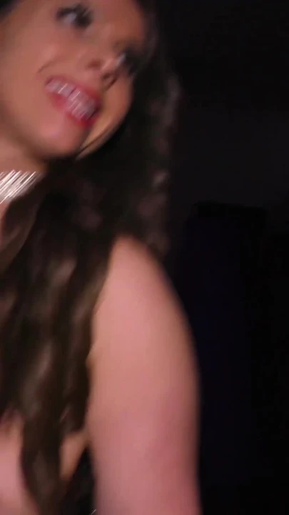 İri göğüslü esnek orta yaşlı seksi kadın parıltılı dildoyla oynuyor