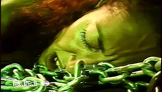 Sürtük köle kız sert bir şekilde yumrukla sikiliyor