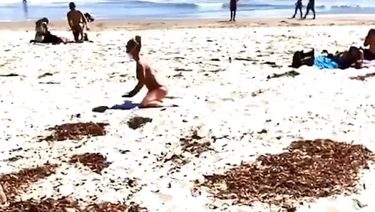 Britney spears sahilde ısınıyor