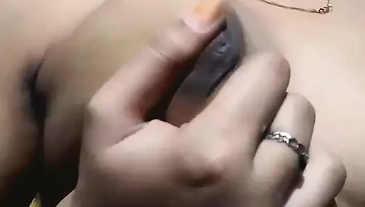 Hintli kadın memelerine basıyor